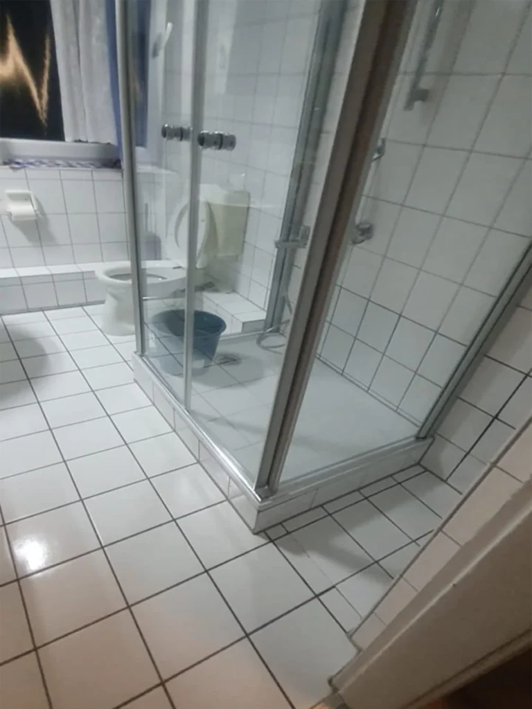 Professionelle Badezimmerfliesen – Sanierung und Fliesenarbeiten rund um Dusche und Boden von DXB Handwerksarbeiten in Braunschweig, Hannover, Hamburg und Soltau