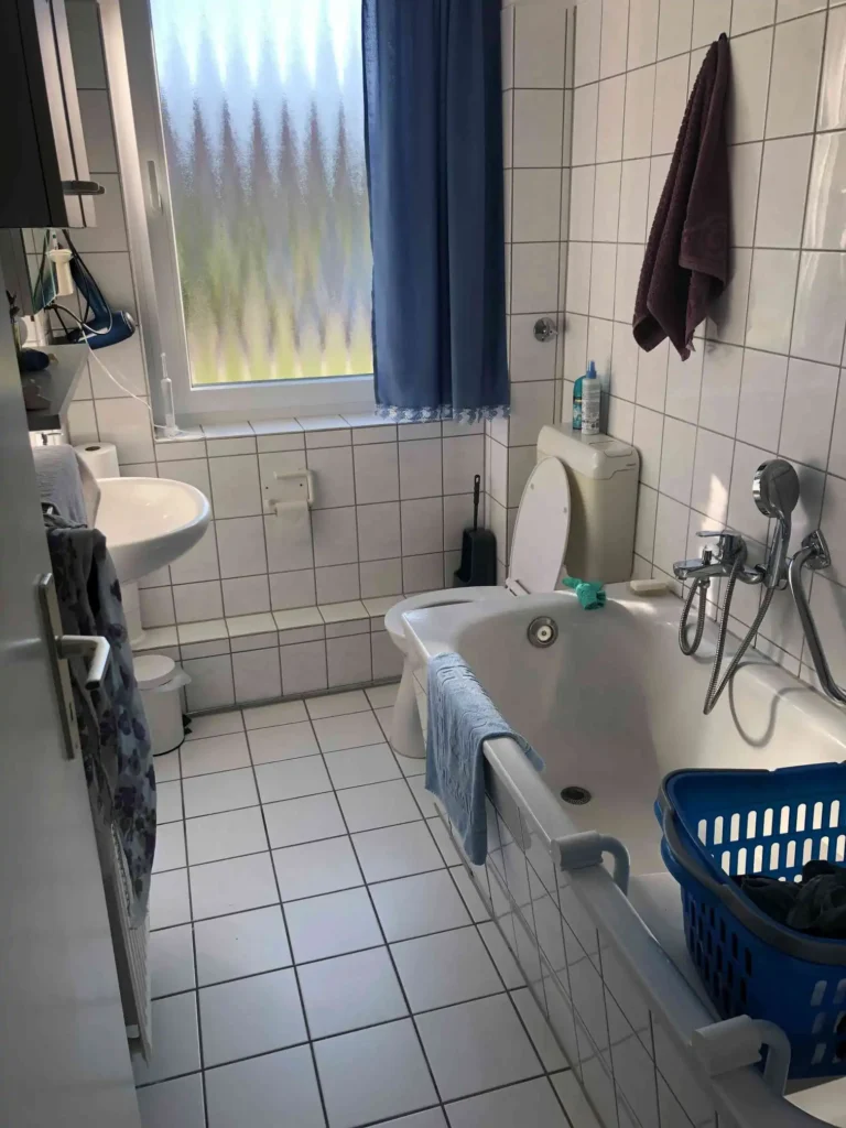Badsanierung vorher – Altes Badezimmer mit Wand- und Bodenfliesen vor der Renovierung durch DXB Handwerksarbeiten in Braunschweig, Hannover, Hamburg und Soltau