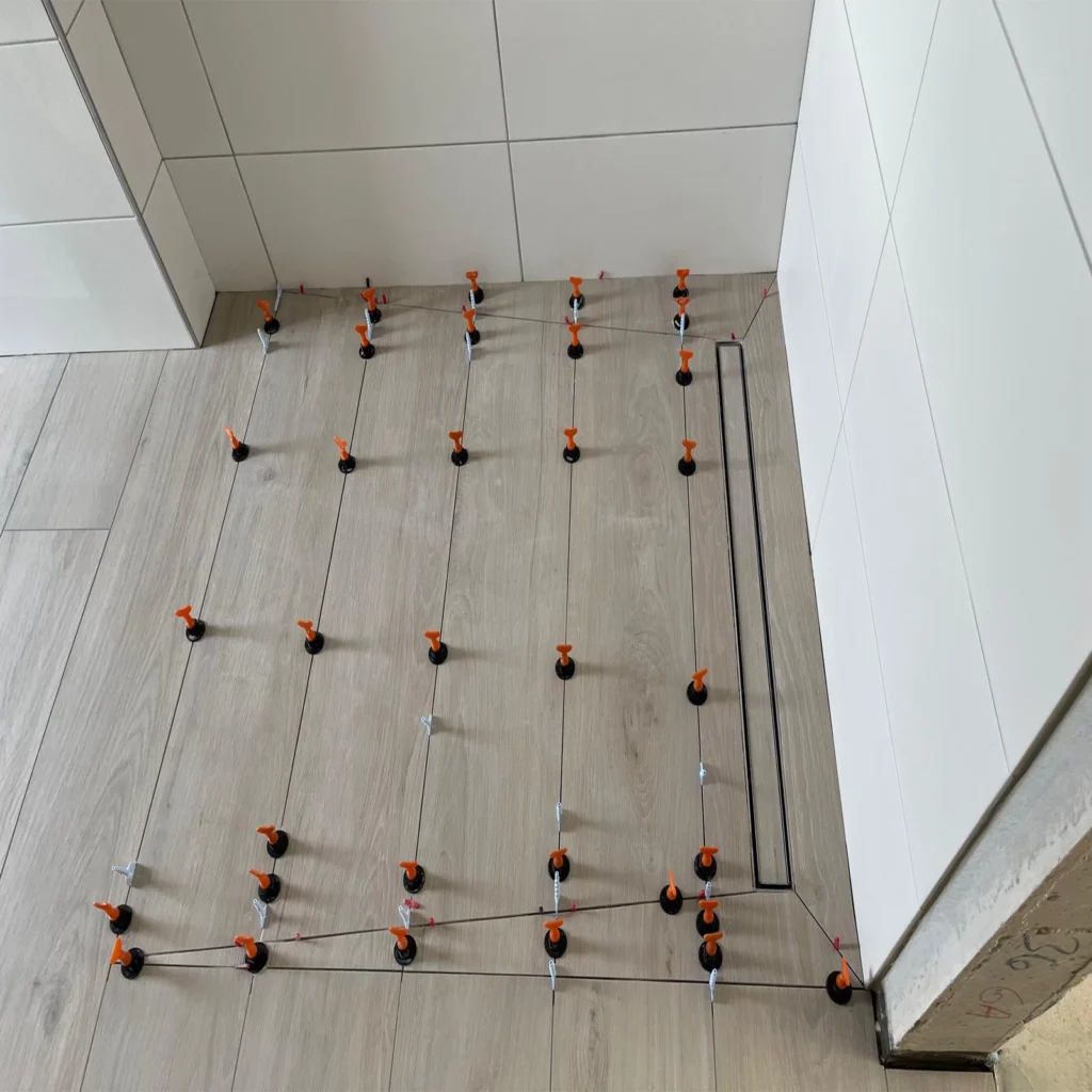 Professionelle Fliesenverlegung mit Nivelliersystem – Präzise Bodenarbeiten von DXB Handwerksarbeiten in Braunschweig, Hannover, Soltau und Hamburg