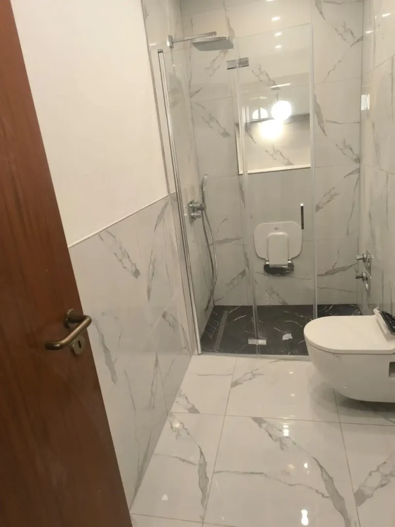 Referenzen Komplett renoviertes Badezimmer mit moderner Dusche und großformatigen Marmorfliesen – Professionelle Badsanierung durch DXB Handwerksarbeiten in Braunschweig, Hannover, Hamburg und Soltau