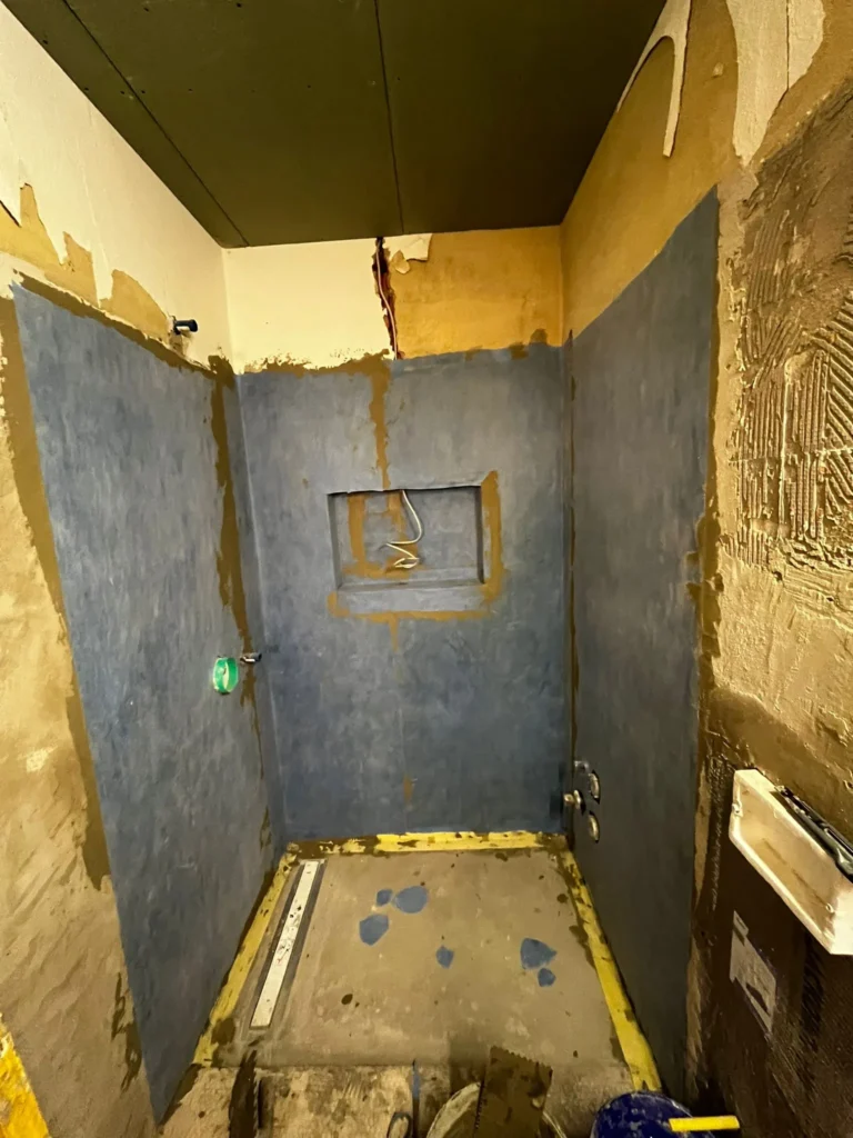 Badsanierung während der Arbeiten – Abdichtung und Vorbereitung der Dusche für neue Fliesen durch DXB Handwerksarbeiten in Braunschweig, Hannover, Hamburg und Soltau