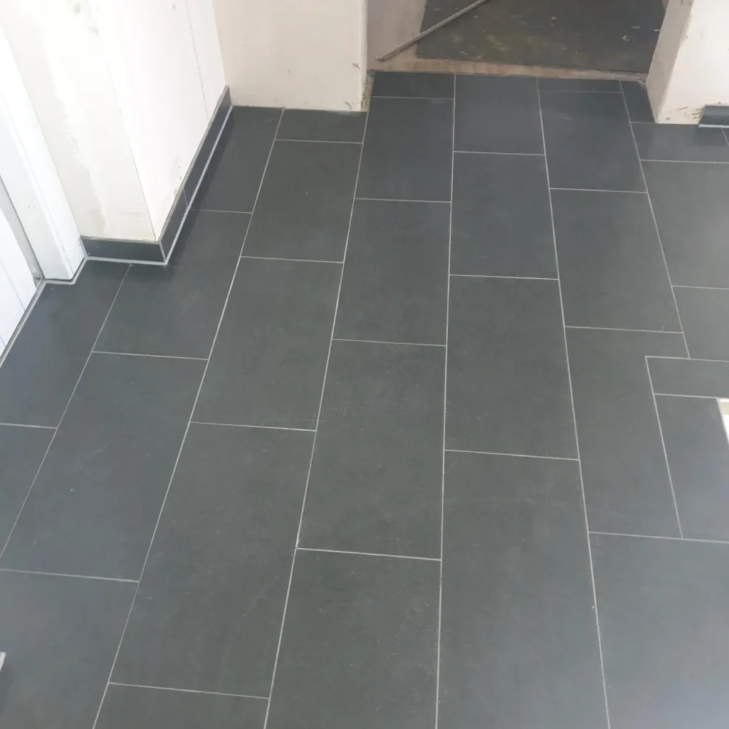 Fachgerechte Bodenfliesenverlegung – Saubere und präzise Fliesenarbeiten von DXB Handwerksarbeiten in Braunschweig, Hannover, Hamburg und Soltau